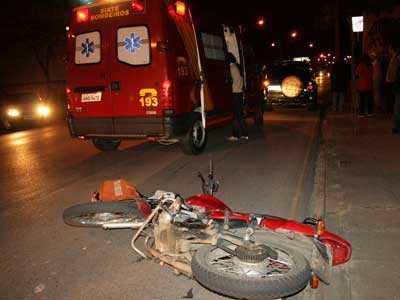 Motoqueiro bate na traseira de Jipe