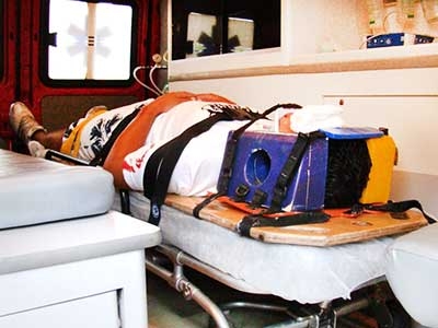 Motoqueiro ferido em colisão com poste 
