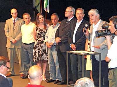 Requião sanciona anistia de dívida