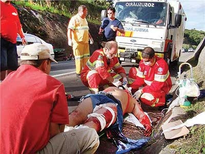 Motoqueiro gravemente ferido ao sofrer queda 