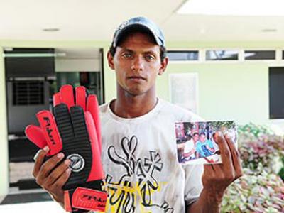 Irmão do goleiro Bruno, é gari