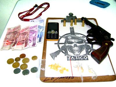 Flagrado com arma e pedras de Crack