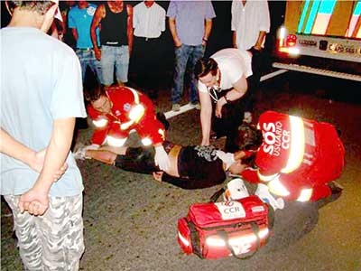 Mulher fere-se ao sofrer queda de moto