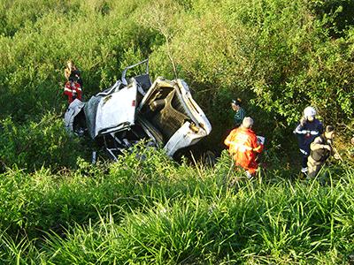 Três pessoas morrem em capotamento na BR-277