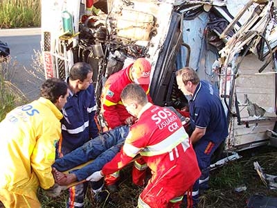 Carreta carregada capota e motorista morre