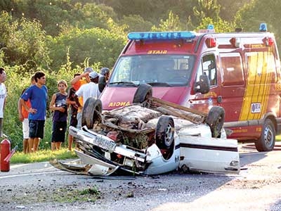 Motorista fica preso entre as ferragens 