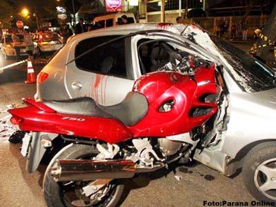 Morre ao colidir moto contra carro