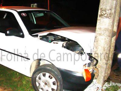 Gol colide contra poste