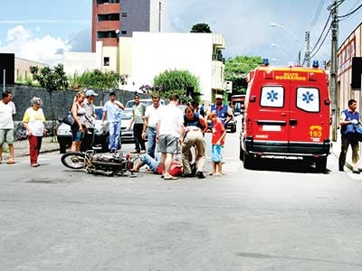 Logus avança preferencial e provoca colisão