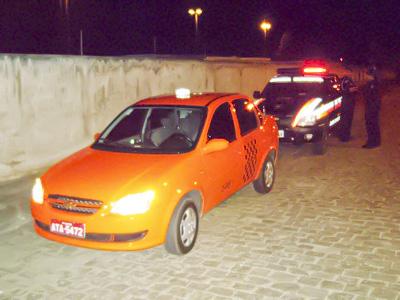Taxista esfaqueado e roubado no Rivabem