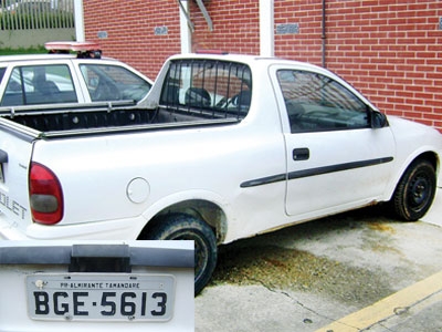 Corsa com placa clonada é apreendido