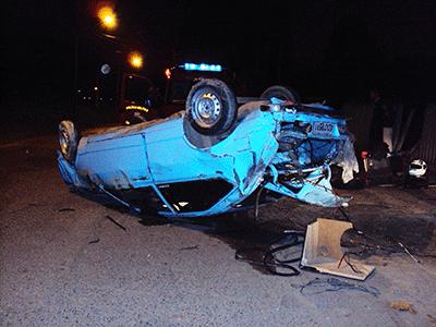 Passat bate em muro e capota