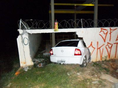Carro derruba muro na Ferraria