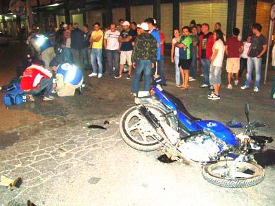 Motoqueiro e garupa ficam feridos em acidente