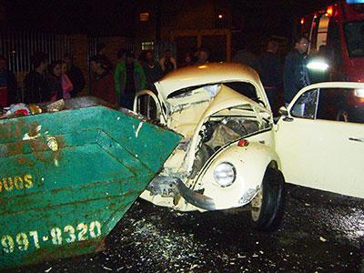Fusca bate em caçamba na rua Centenário