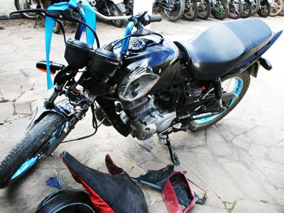 Rapaz fica gravemente ferido ao bater moto 