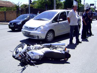 Colisão entre carro e motocicleta no Centro