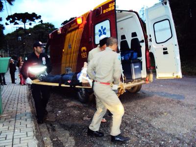 Adolescente ferida ao bater bicicleta em muro