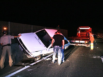 Gol é ?fechado? por caminhão e tomba 