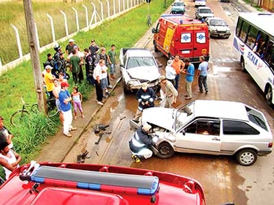 Motoristas feridos em colisão frontal