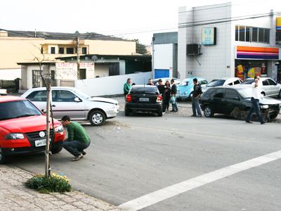 Acidente envolve quatro carros