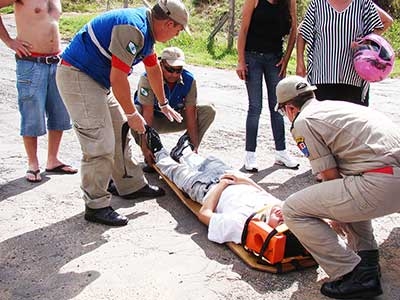 Piloto e garupa ficam feridos em acidente 