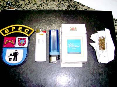 Policiais apreendem aluno com droga dentro de escola