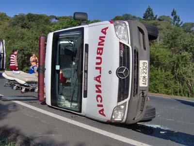 Ambulância capota e deixa cinco feridos
