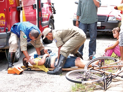 Queda de bicicleta deixa duas pessoas feridas