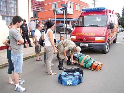 Atravessa preferencial e provoca acidente