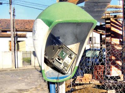 Destruição de telefone público