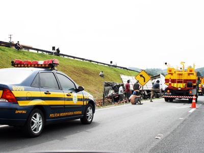 Destombamento de carreta deixa trânsito lento