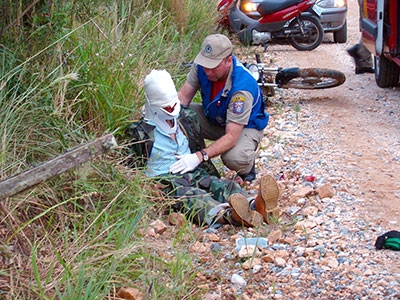 Moto bate em barranco 