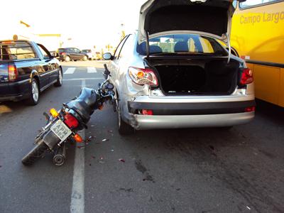 Ferido ao colidir moto na traseira de carro