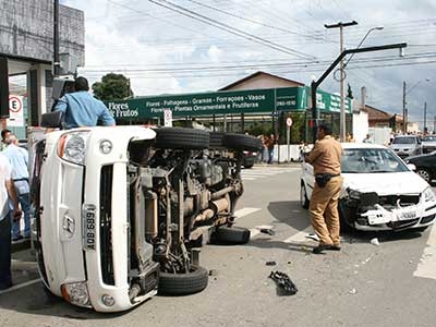 Furgão tomba ao ser atingido por Polo 