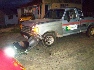 Atacada por cães e sofre acidente