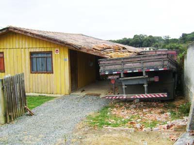 Caminhao atinge residência na Fazendinha