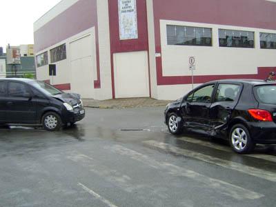 Acidente com danos materiais na Centenário
