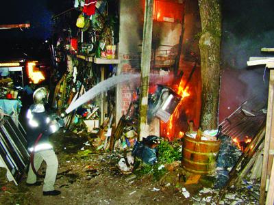 Incêndio em depósito de papelão e ferro velho