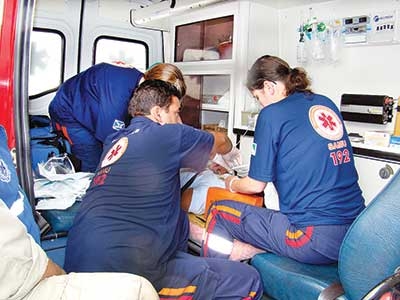 Motoqueiro sem habilitação atropela mulher