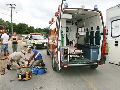 Ciclista quebra a perna em grave acidente 