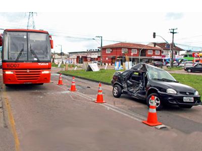 Dois feridos em colisão entre ônibus e carro
