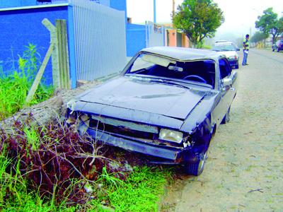 Opala colide contra barranco no Guabiroba