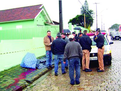 Homem assassinado no centro de Campo Largo é sepultado