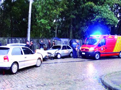 Tríplice colisão na Rua Joaquim Ribas de Andrade