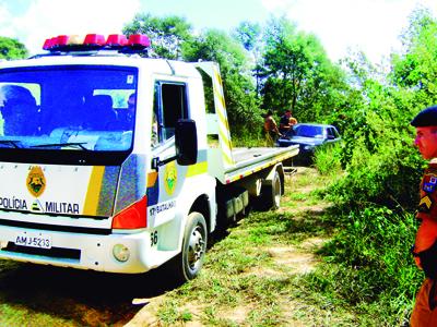 Carro roubado é encontrado em matagal