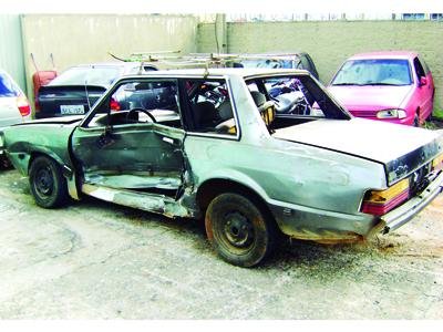 Abandona carro furtado após acidente