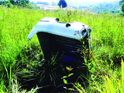 Carcaça de veículo é localizada em matagal