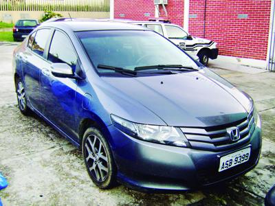 Carro roubado em Curitiba é localizado na Ferraria