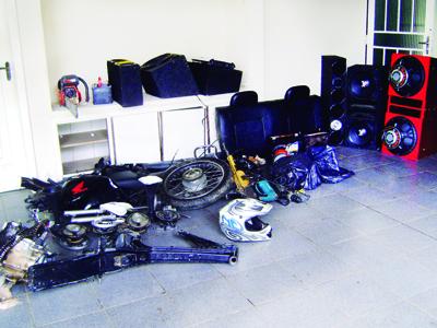 PM prende suspeitos de roubo de carros